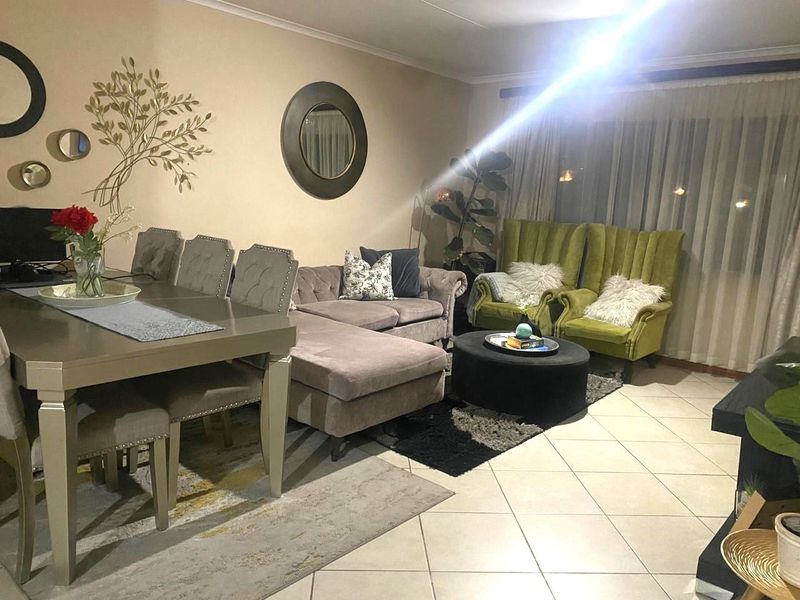 STUNNING, SECURE,  SPACIOUS ALL FOR YOU ! - Photo 7