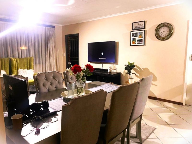 STUNNING, SECURE,  SPACIOUS ALL FOR YOU ! - Photo 8