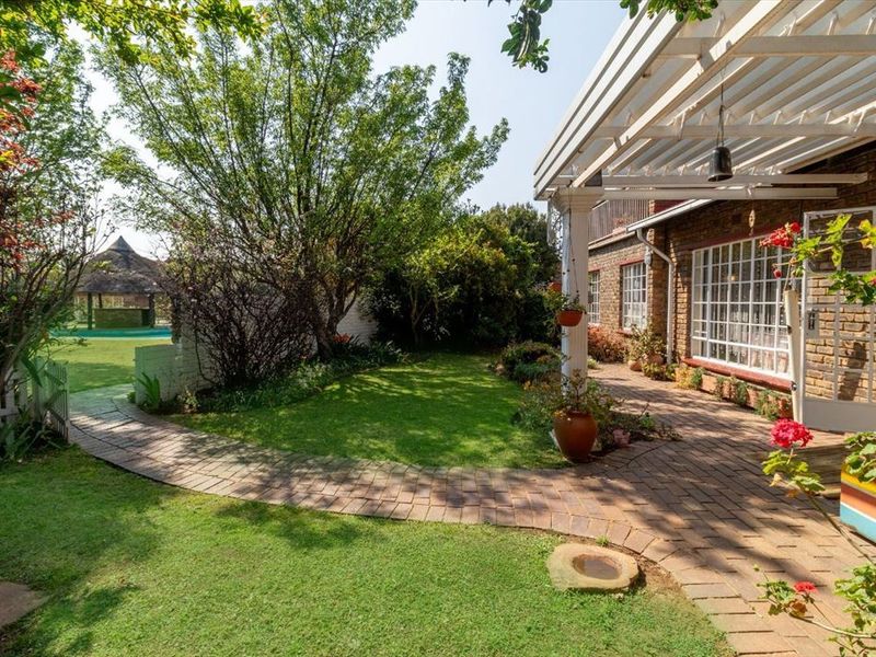 Elegant Family Home with Modern Comforts and Luxury Features - Photo 3