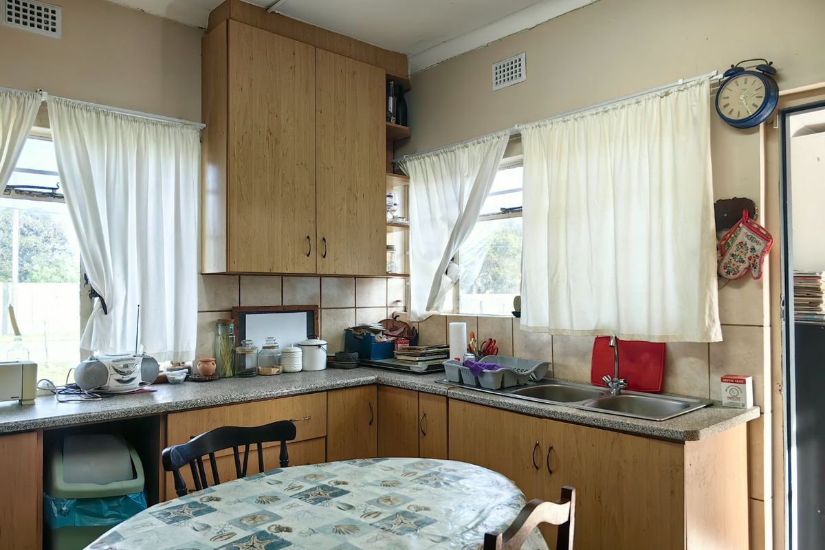 Charming 3-Bedroom Vintage Home for Sale in Riverside, Klein Brak River - Photo 4