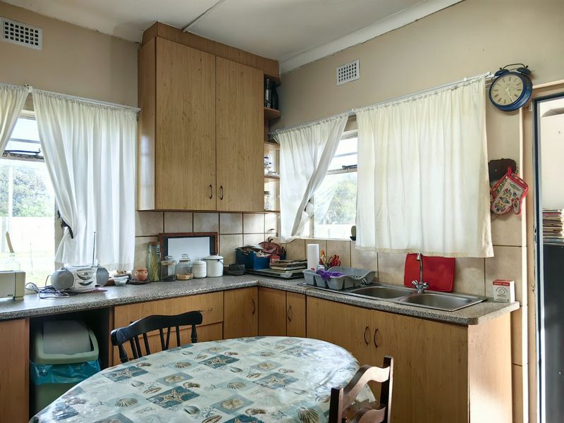 Charming 3-Bedroom Vintage Home for Sale in Riverside, Klein Brak River - Photo 4