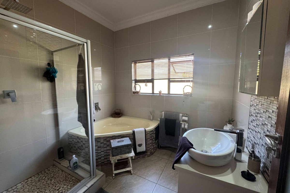 Exceptional Property with 3Bedroom  Main House & 2 Flatlets on a 1.35 ha Plot Zilkaatsnek - Photo 3