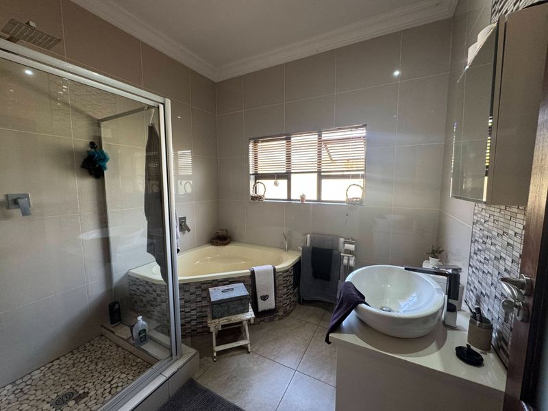 Exceptional Property with 3Bedroom  Main House & 2 Flatlets on a 1.35 ha Plot Zilkaatsnek - Photo 3