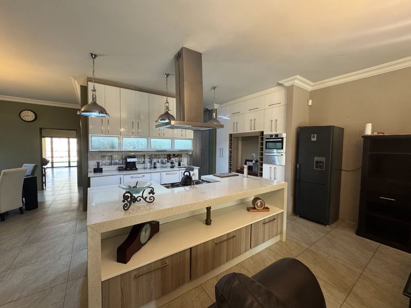 Exceptional Property with 3Bedroom  Main House & 2 Flatlets on a 1.35 ha Plot Zilkaatsnek - Photo 5