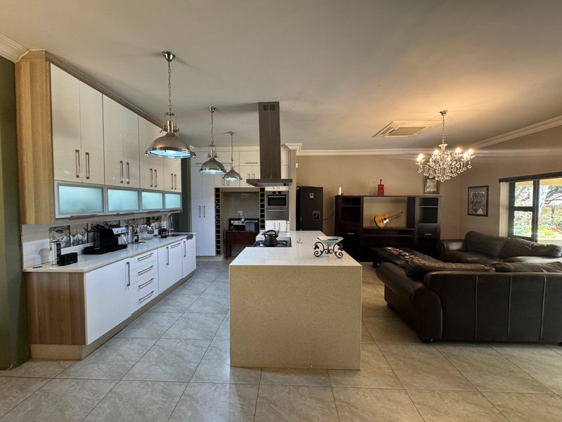 Exceptional Property with 3Bedroom  Main House & 2 Flatlets on a 1.35 ha Plot Zilkaatsnek - Photo 10