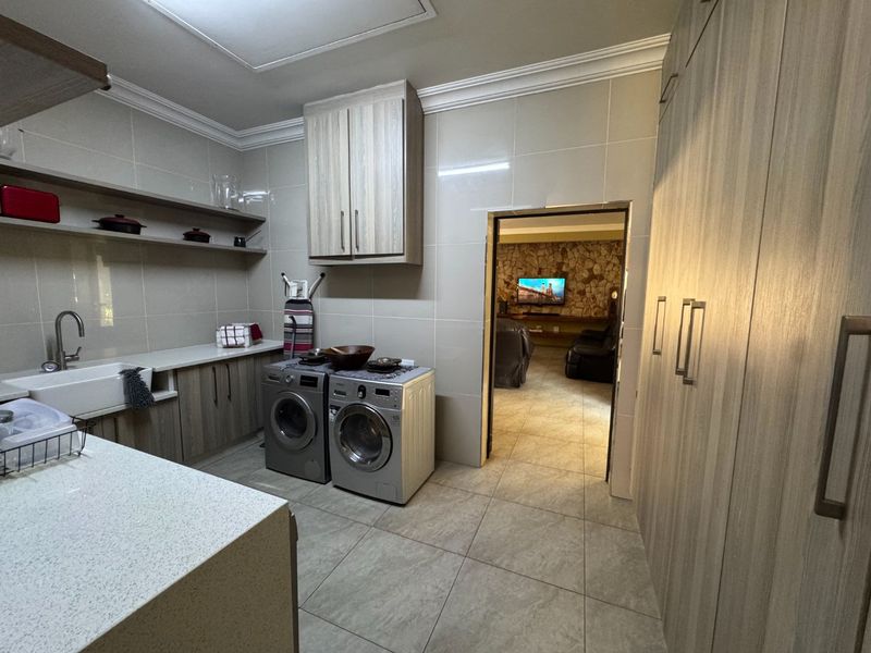 Exceptional Property with 3Bedroom  Main House & 2 Flatlets on a 1.35 ha Plot Zilkaatsnek - Photo 8