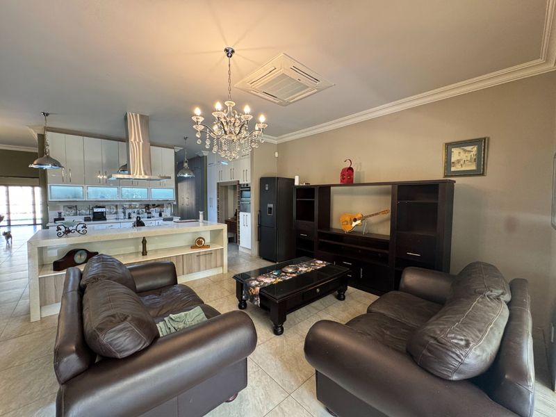 Exceptional Property with 3Bedroom  Main House & 2 Flatlets on a 1.35 ha Plot Zilkaatsnek - Photo 6