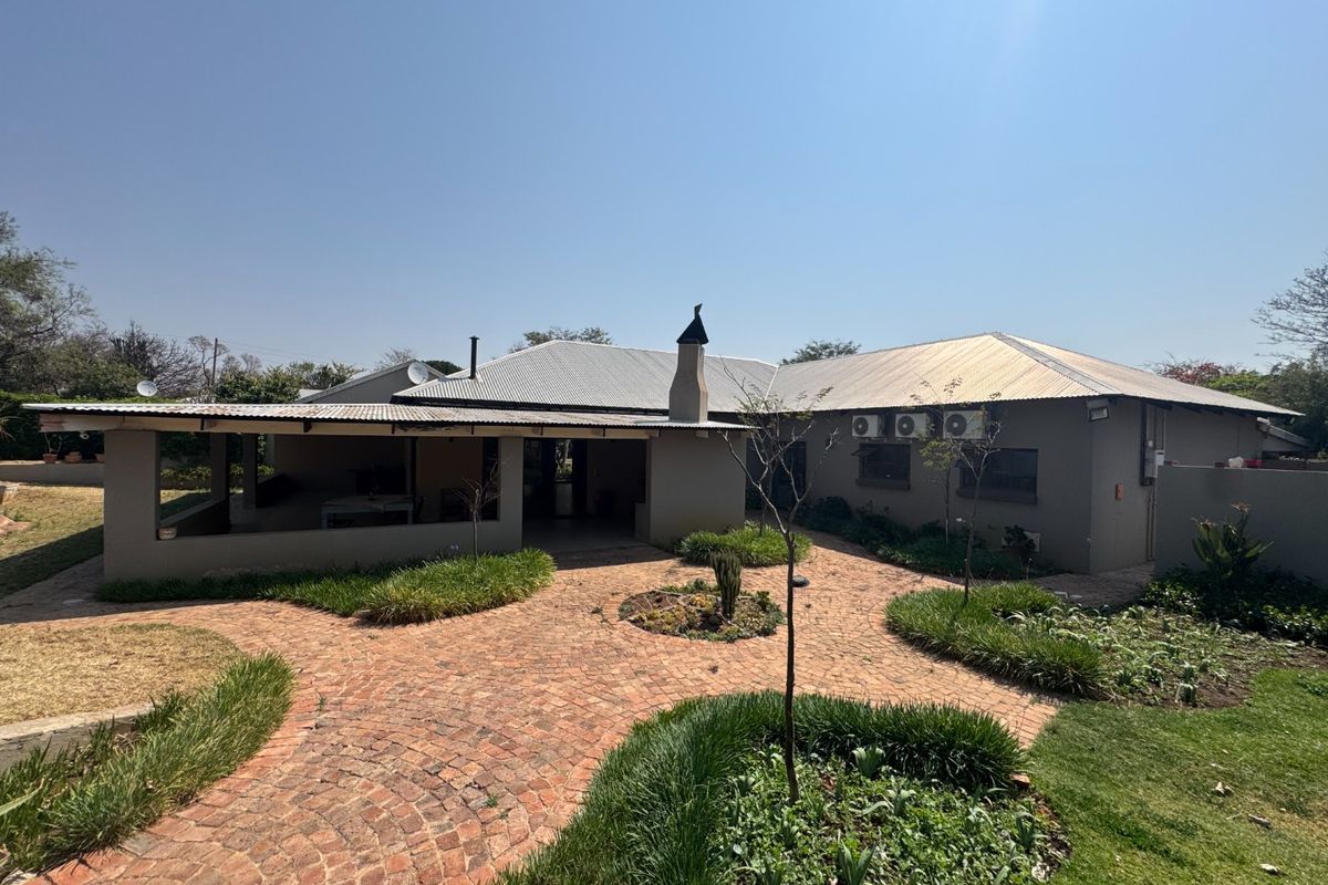 Exceptional Property with 3Bedroom  Main House & 2 Flatlets on a 1.35 ha Plot Zilkaatsnek - Photo 4