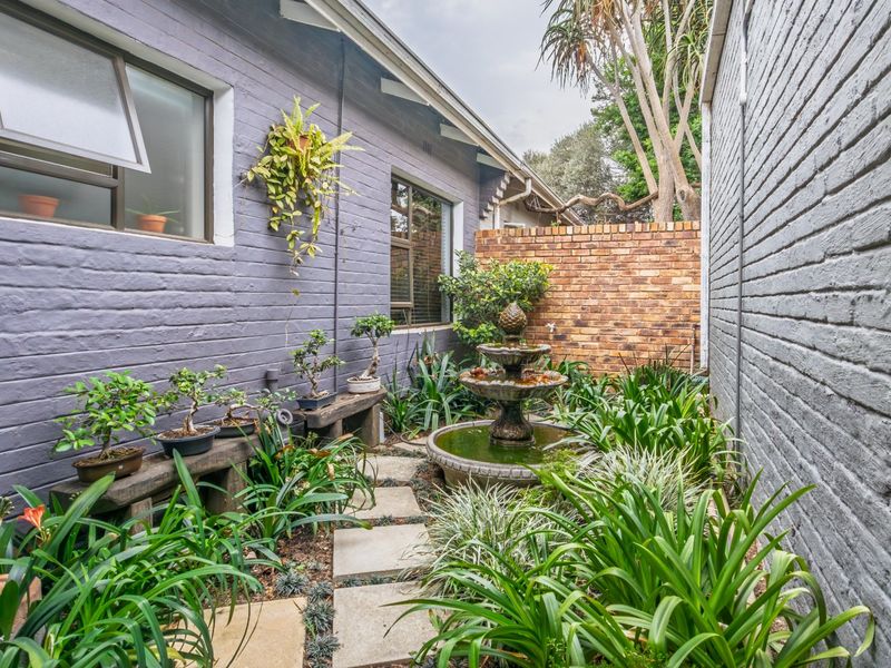 Charming Lakeside Village Home - Photo 4