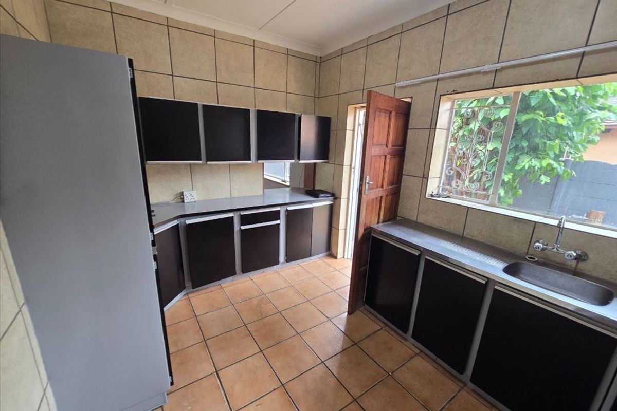 Spacious Family Oasis with Granny Flat, Pool & Prime Features - Photo 2