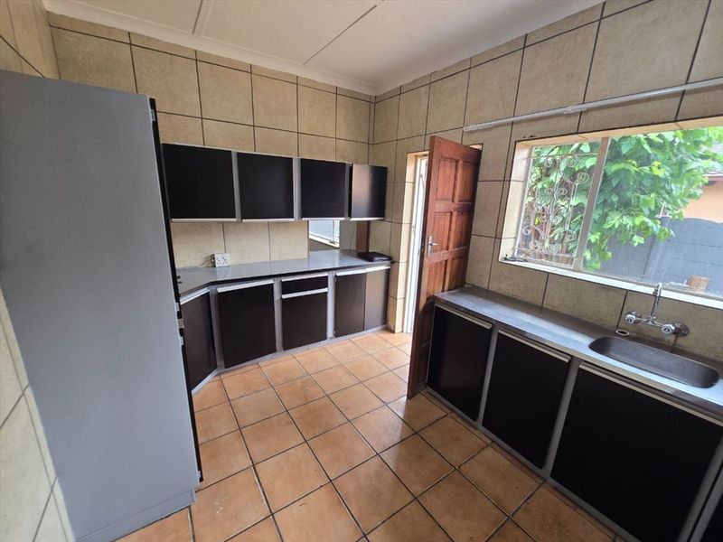 Spacious Family Oasis with Granny Flat, Pool & Prime Features - Photo 2