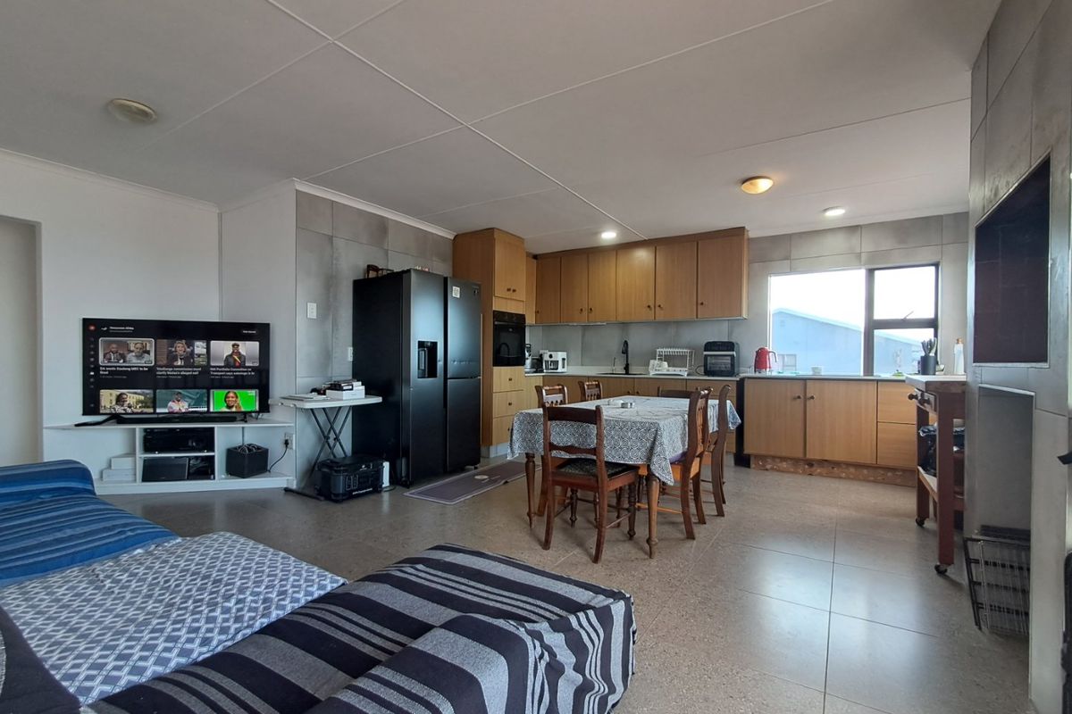 Seaside Family Home in De Bakke Mossel Bay - Photo 4