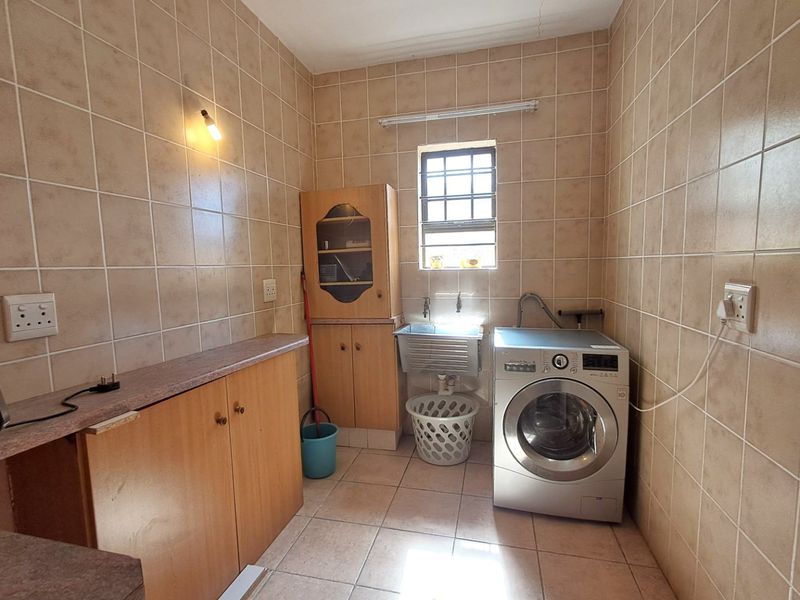 Seaside Family Home in De Bakke Mossel Bay - Photo 10