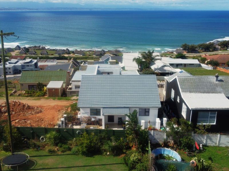 Seaside Family Home in De Bakke Mossel Bay - Photo 3