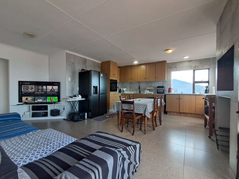 Seaside Family Home in De Bakke Mossel Bay - Photo 4