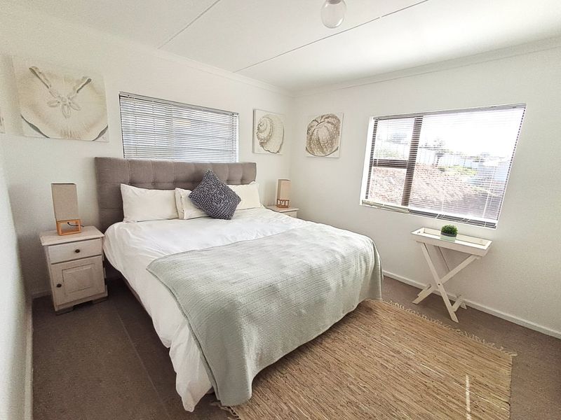 Seaside Family Home in De Bakke Mossel Bay - Photo 8