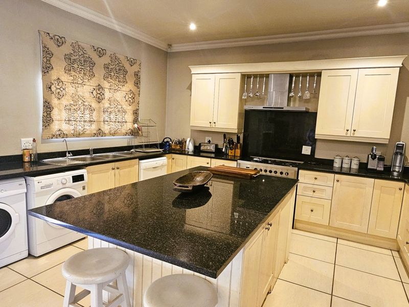 Affordable 4 bedroom Holiday Paradise at the Vaal Dam - Photo 7