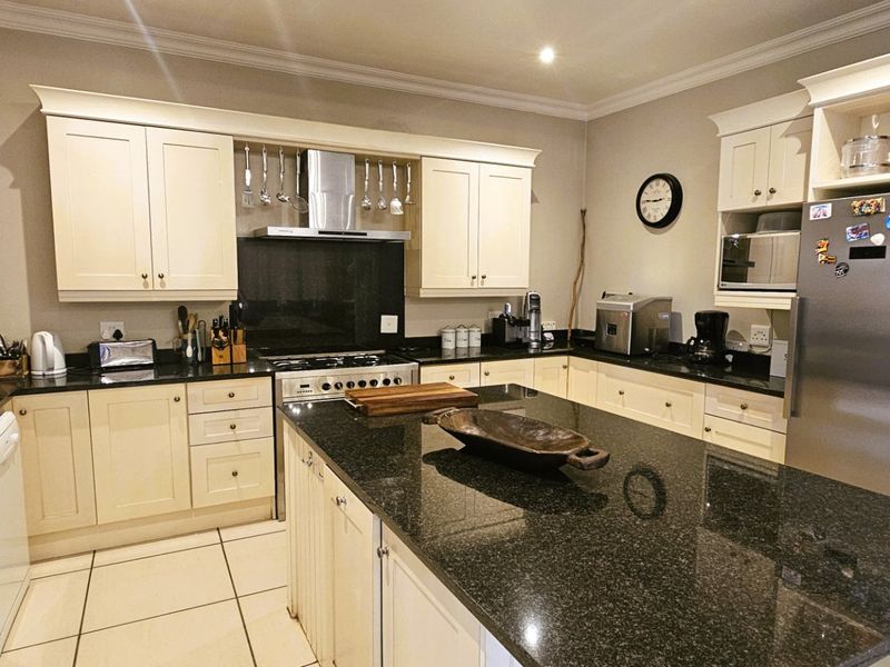 Affordable 4 bedroom Holiday Paradise at the Vaal Dam - Photo 8