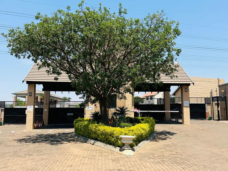 2 Bedroom Duplex for Sale in Summerset, Midrand - Photo 2