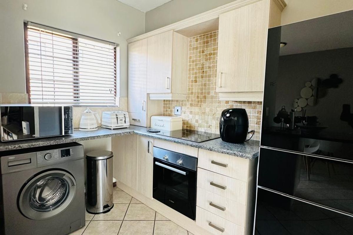 2 Bedroom Duplex for Sale in Summerset, Midrand - Photo 5