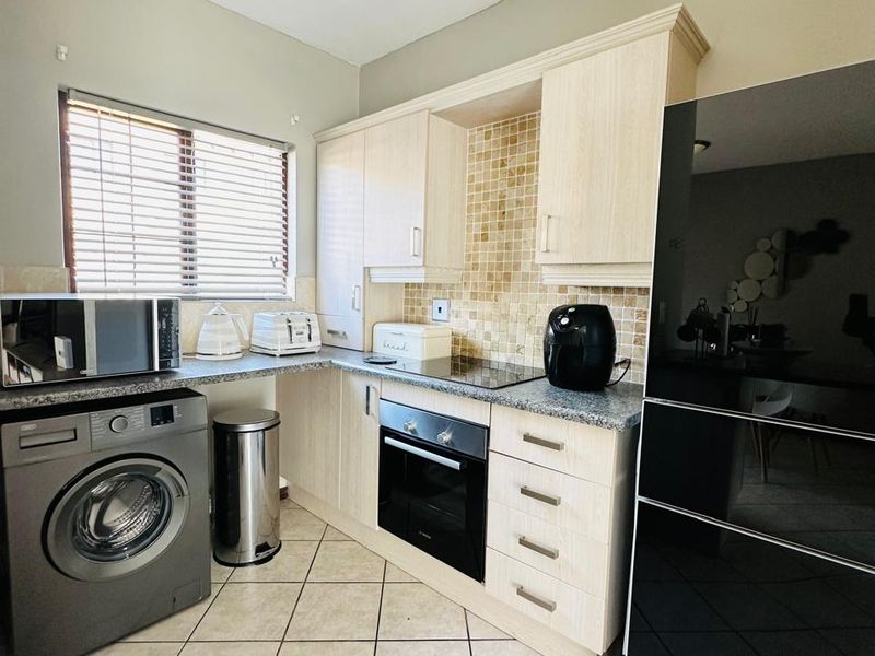 2 Bedroom Duplex for Sale in Summerset, Midrand - Photo 5