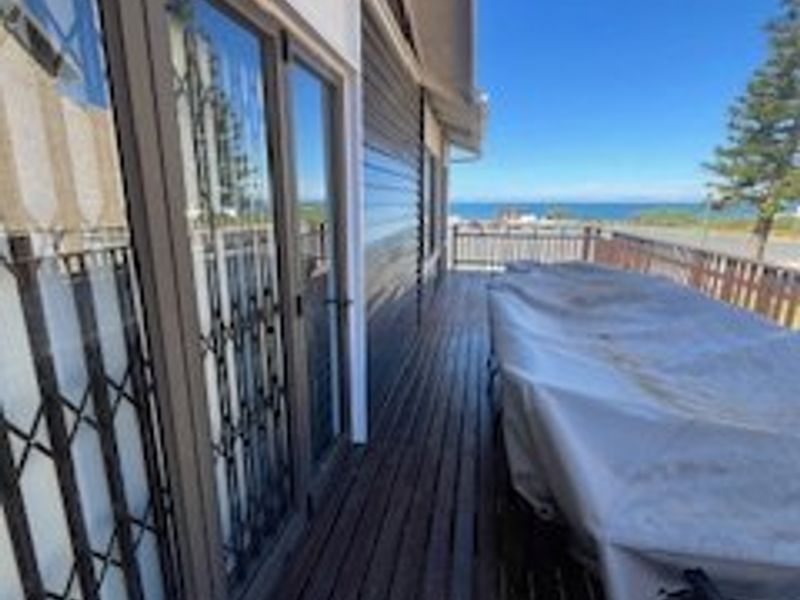 ocean breeze retreat , spacious holiday home with ocean views. - Photo 4