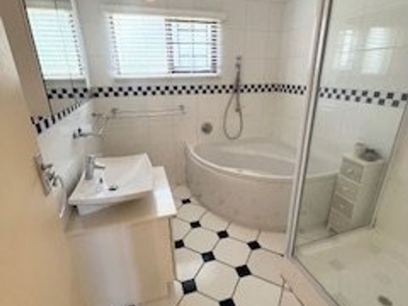 ocean breeze retreat , spacious holiday home with ocean views. - Photo 7