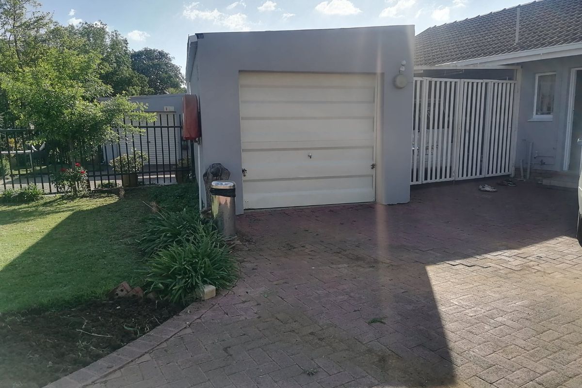 Lovely 3-Bedroom Townhouse with Spacious Garden & Garage – For Sale! - Photo 3