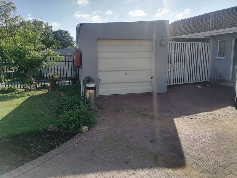 Lovely 3-Bedroom Townhouse with Spacious Garden & Garage – For Sale! - Photo 3