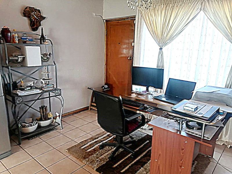 Lovely 3-Bedroom Townhouse with Spacious Garden & Garage – For Sale! - Photo 8
