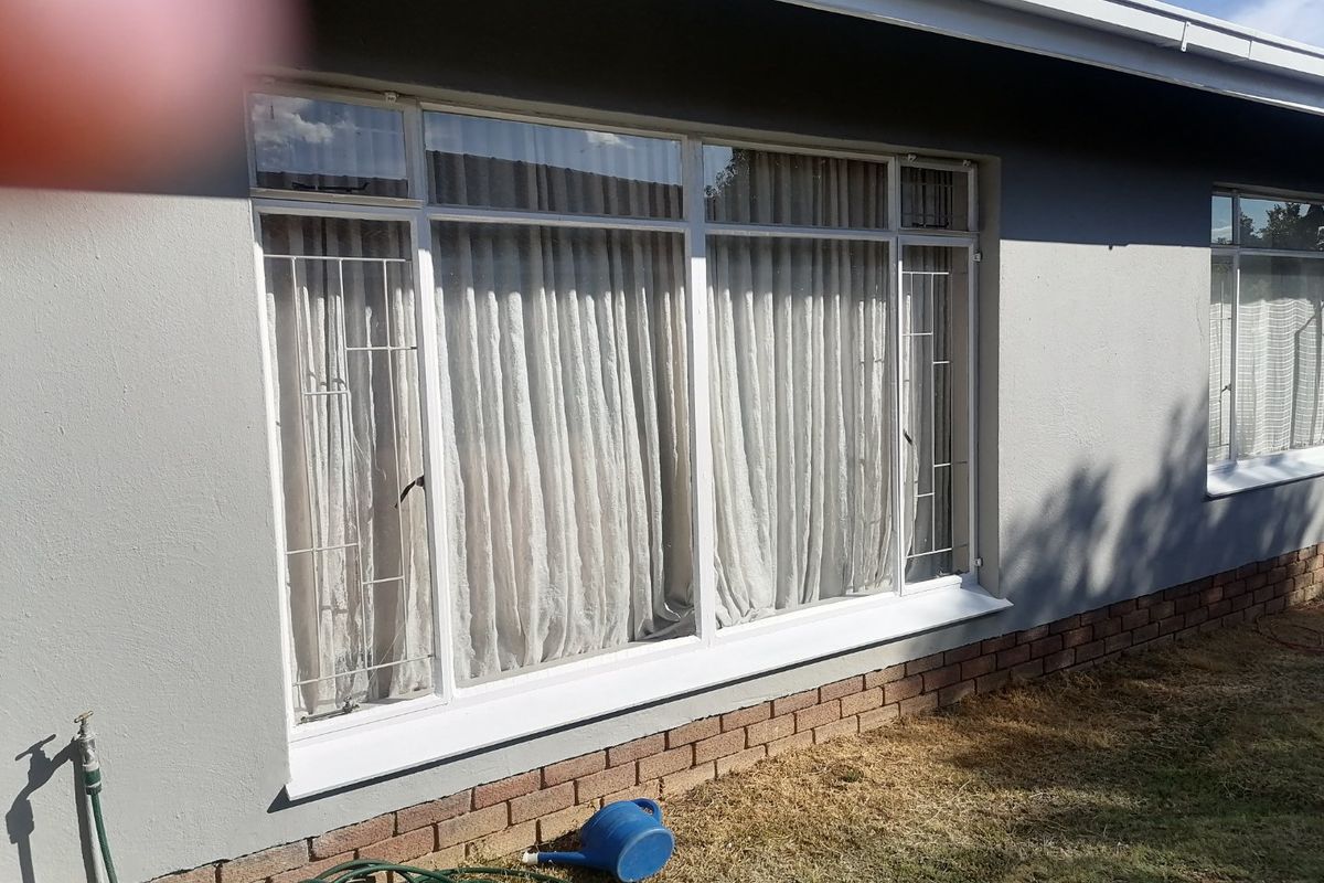Lovely 3-Bedroom Townhouse with Spacious Garden & Garage – For Sale! - Photo 2