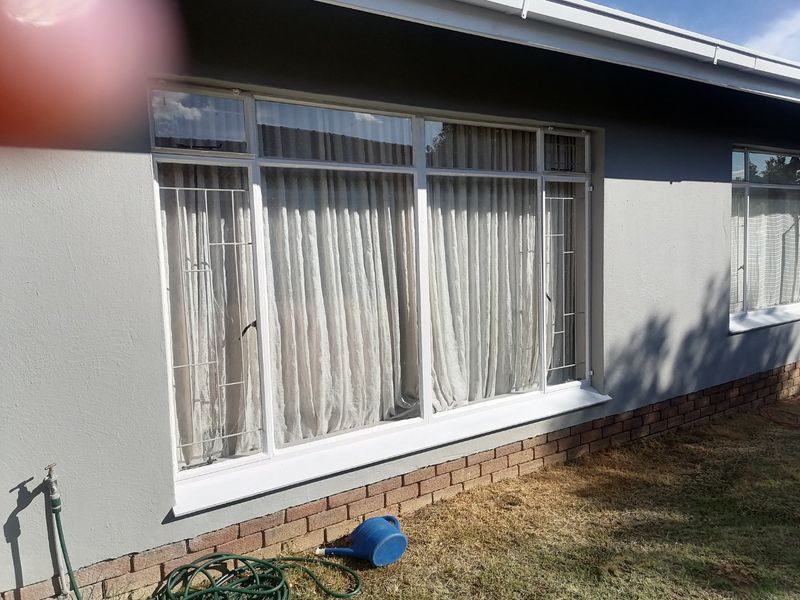 Lovely 3-Bedroom Townhouse with Spacious Garden & Garage – For Sale! - Photo 2