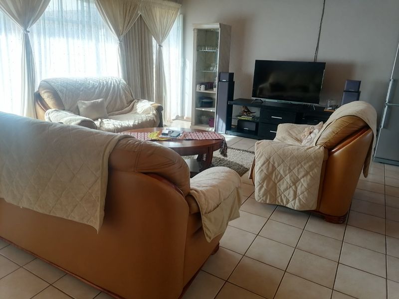 Lovely 3-Bedroom Townhouse with Spacious Garden & Garage – For Sale! - Photo 7