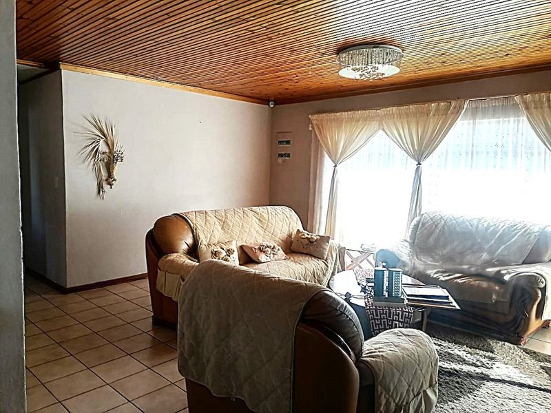 Lovely 3-Bedroom Townhouse with Spacious Garden & Garage – For Sale! - Photo 6