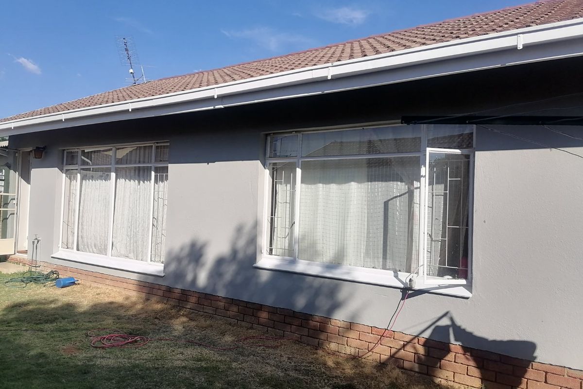 Lovely 3-Bedroom Townhouse with Spacious Garden & Garage – For Sale! - Photo 4