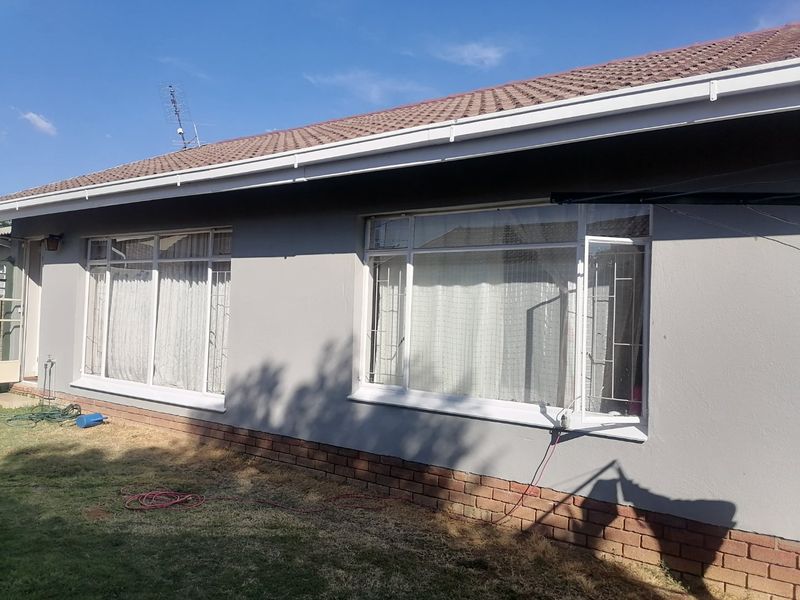 Lovely 3-Bedroom Townhouse with Spacious Garden & Garage – For Sale! - Photo 4