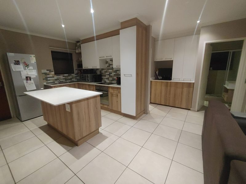 Modern 2-Bedroom Apartment in Secure Estate Die Hoewes - Photo 5