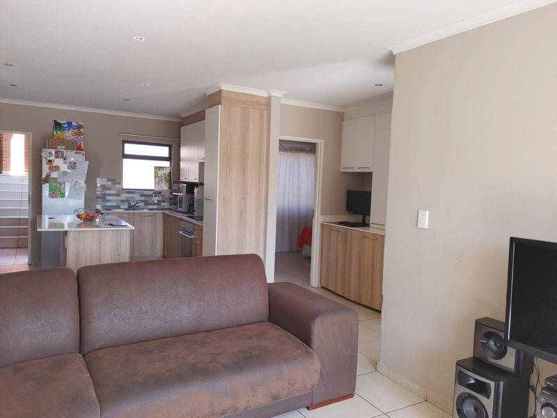 Modern 2-Bedroom Apartment in Secure Estate Die Hoewes Centurion - Photo 5