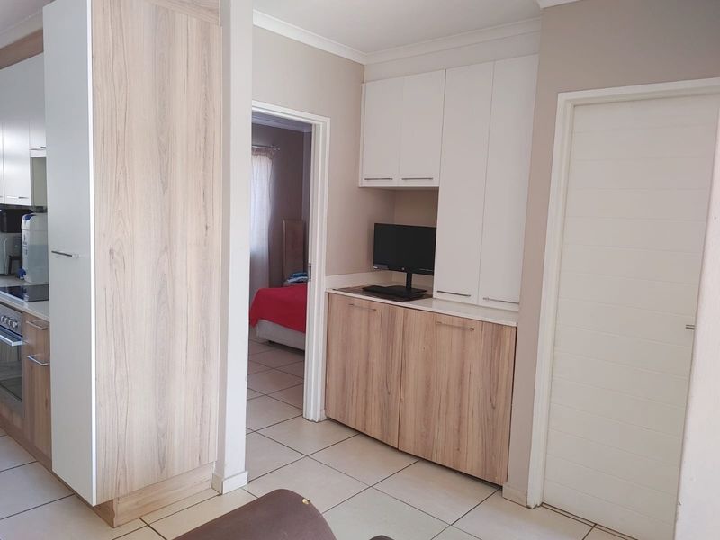 Modern 2-Bedroom Apartment in Secure Estate Die Hoewes Centurion - Photo 9
