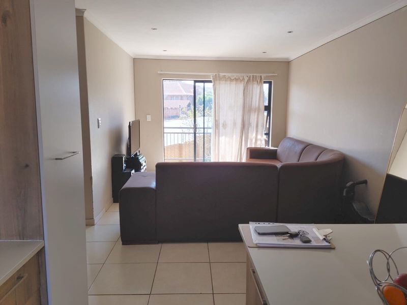 Modern 2-Bedroom Apartment in Secure Estate Die Hoewes Centurion - Photo 7