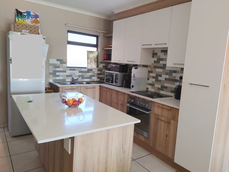 Modern 2-Bedroom Apartment in Secure Estate Die Hoewes Centurion - Photo 2
