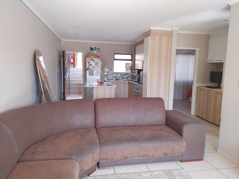 Modern 2-Bedroom Apartment in Secure Estate Die Hoewes Centurion - Photo 4