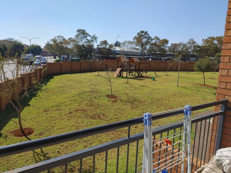 Modern 2-Bedroom Apartment in Secure Estate Die Hoewes Centurion - Photo 8