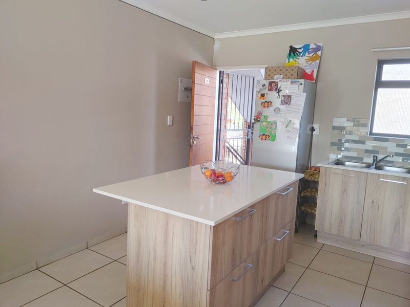 Modern 2-Bedroom Apartment in Secure Estate Die Hoewes Centurion - Photo 3