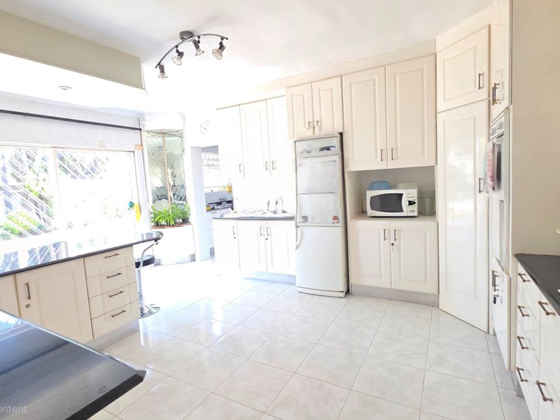 Modern Dual Section Home for Sale in Erasmia - Photo 8