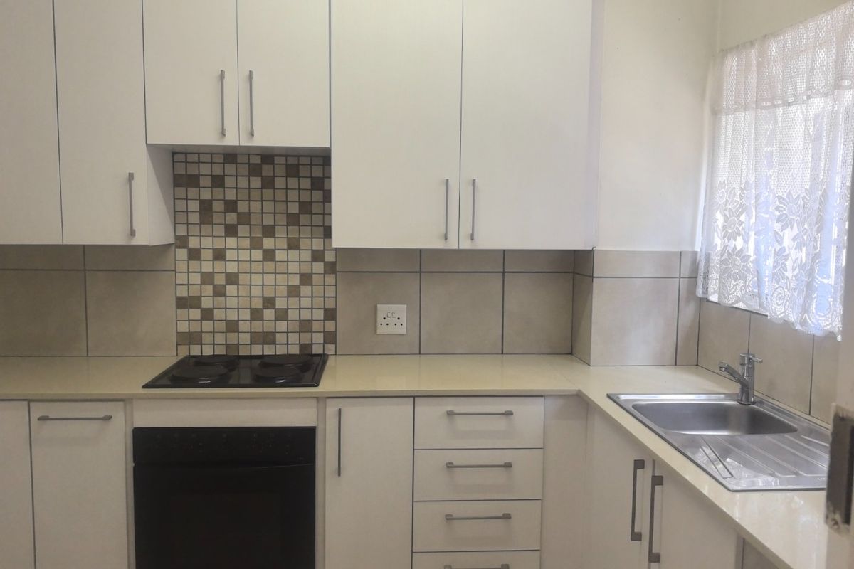 Spacious Classic Pet Friendly Townhouse with Investment Potential in Lyndhurst - Photo 4