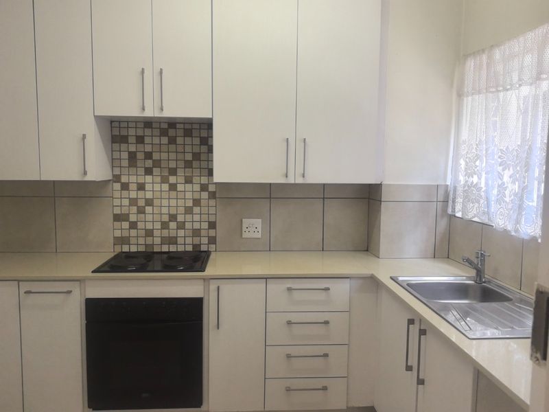 Spacious Classic Pet Friendly Townhouse with Investment Potential in Lyndhurst - Photo 4