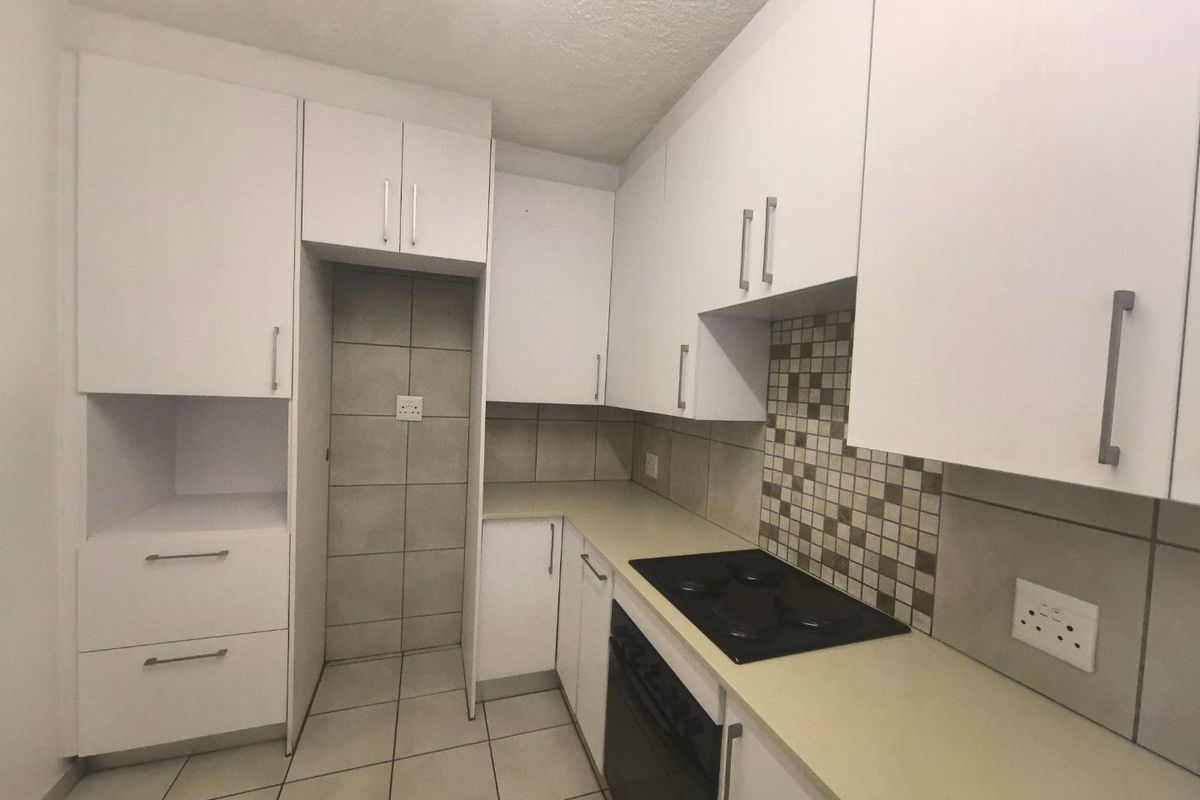 Spacious Classic Pet Friendly Townhouse with Investment Potential in Lyndhurst - Photo 2