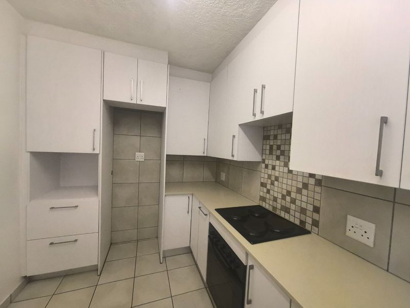 Spacious Classic Pet Friendly Townhouse with Investment Potential in Lyndhurst - Photo 2