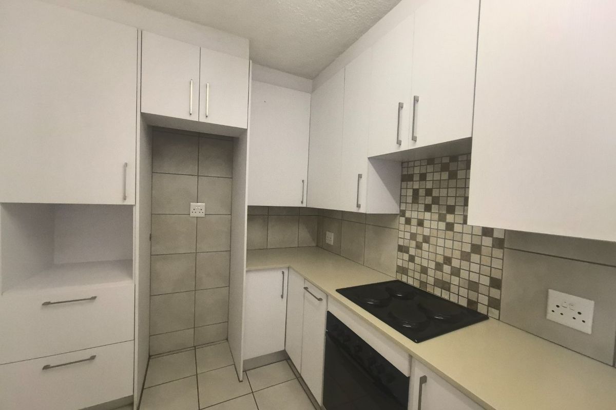 Spacious Classic Pet Friendly Townhouse with Investment Potential in Lyndhurst - Photo 5